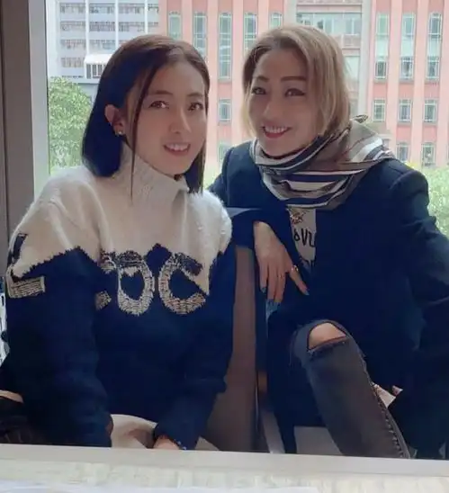 郑秀文为富豪甘比庆生,甘比为刘銮雄生3娃不见老,42岁美成少女
