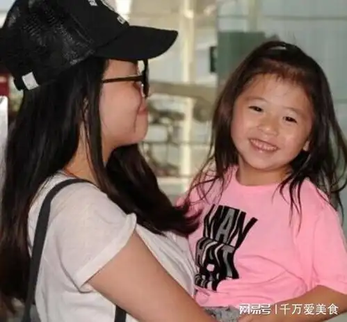 邱淑贞的3个女儿,老大老二风格不同,当小女儿出现,网友等她