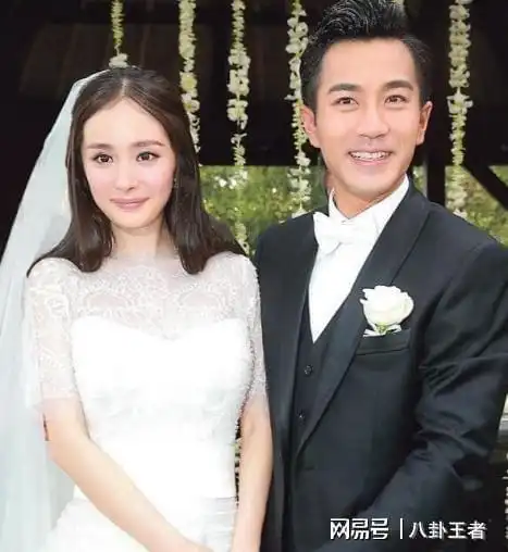 杨幂已哭晕刘恺威李晓峰高调同框机场牵手,戴同款手链参加活动