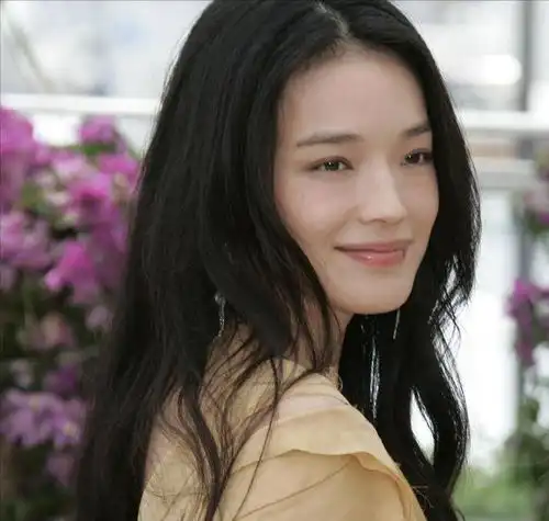 冯德伦和莫文蔚分手,苦等17年如愿娶到舒淇,50岁仍是宠妻狂魔