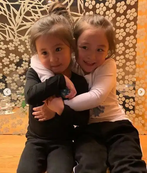 贾静雯与好闺蜜聚餐,抱萌娃合影妈妈力十足,无滤镜生图依旧美丽
