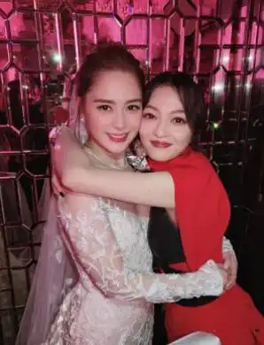 阿娇为闺蜜张韶涵庆生,两人同为40岁却仍似少女,素颜嫩到发光
