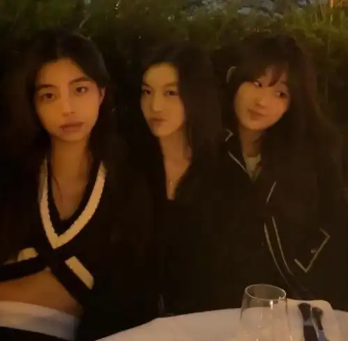李嫣万圣节玩变装,和闺蜜一起穿天使衣服比美