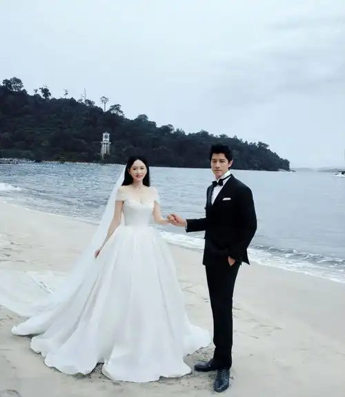 陈乔恩婚纱照曝光,与小9岁丈夫海边相拥甜炸了,称二人结合是上天旨意