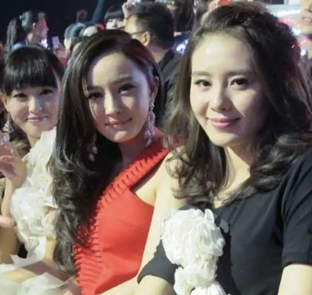 爷青回仙剑三美杨幂刘诗诗唐嫣同框,李冰冰亲倪妮搂孙俪摸杨幂太幸福
