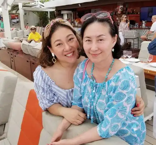 何超琼素颜难掩沧桑,但真实面对镜头毫不遮掩,这才是真富婆