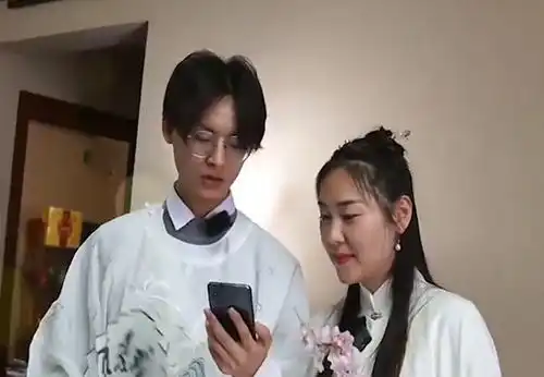 女老师只恋爱不结婚,小伙直接被吓懵,观点不同的二人为何牵手了