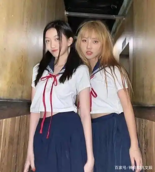 王菲女儿参加闺蜜聚会,15岁李嫣长发飘飘,穿紧身背心明星范儿足
