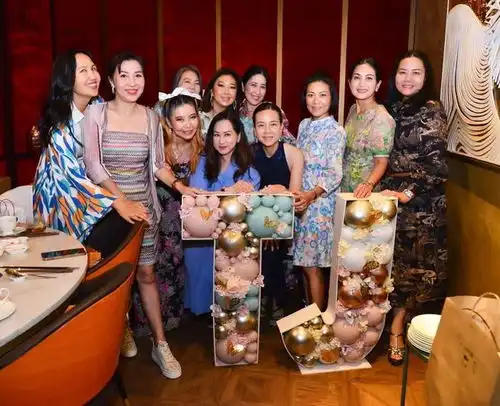 56岁泰国华裔富婆参加阔太太聚会她穿蓝裙好少女,闺蜜们好贵气