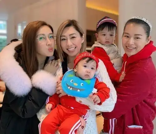 胡杏儿携两娃迎财神,tvb闺蜜团聚会晒照,现场大派红包