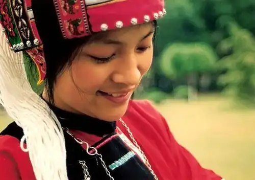 天才诗人顾城让妻子闺蜜两女共侍一夫,遭遇背叛后杀妻上吊