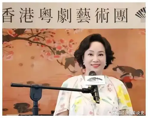 何超琼合照站c位,掌门人气场尽显,四太梁安琪输惨了