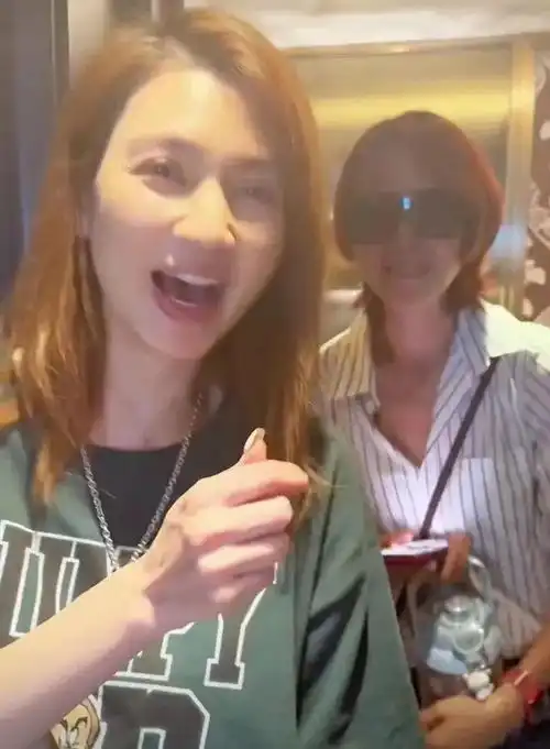 蔡少芬和闺蜜带娃聚会,53岁洪欣白到发光,两家女儿打扮都很潮