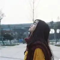 闺蜜头像长发一个披着一个扎起来的两张图片
