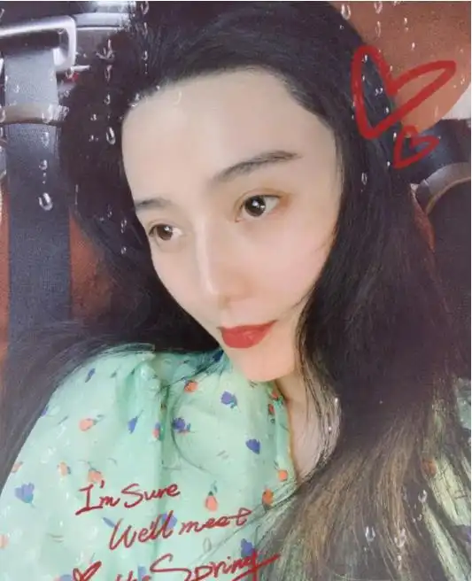 范冰冰与友人深夜聚餐,小肚明显凸起格外抢镜,褪去昔日光芒像精致大妈