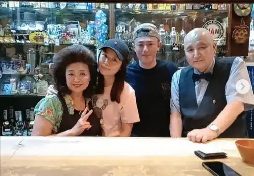 林心如霍建华与友人甜蜜聚餐,林心如全素颜现身,皮肤黝黑超显老