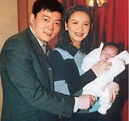 曾与梁朝伟相恋六年遭闺蜜刘嘉玲抢夫与嘲讽今晒儿子打脸闺蜜