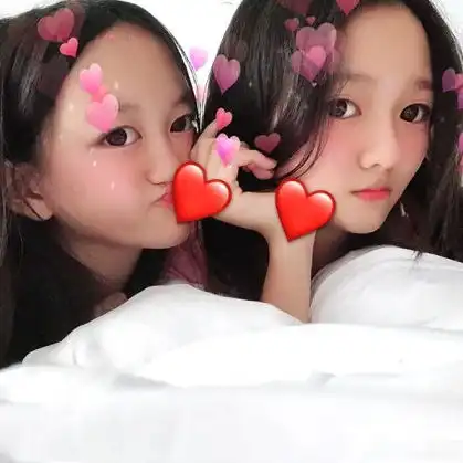 王菲女儿李嫣闺蜜团曝光,坐私人飞机外出购物,网友有钱真好
