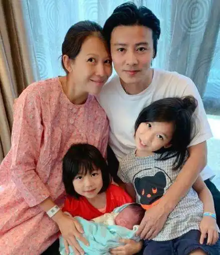 蔡少芬与陈法蓉带娃走机场,素颜状态眼窝凹陷,与闺蜜差距明显