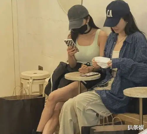 杨幂现报复性逛街,和闺蜜三里屯又被偶遇,真人瘦到不敢相信