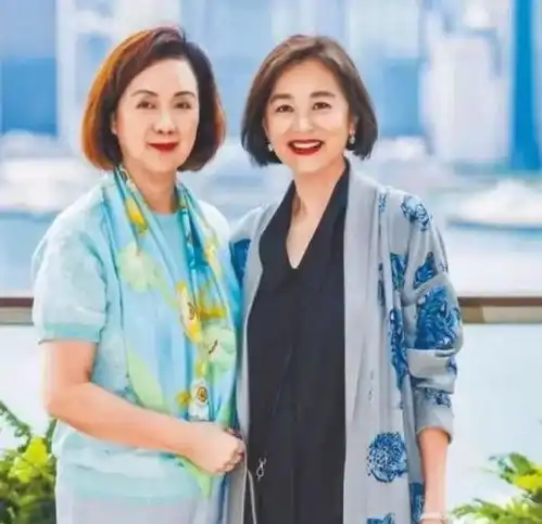 66岁林青霞与闺蜜聚会合影站c位气质绝绝的,优雅奶奶脸也惊艳