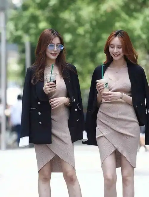 穿御姐范的连衣裙,个性又不失雅致,更加雅致