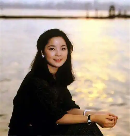 邓丽君曾献香吻给一士兵,此人三天只洗半张脸,后来他怎么样了