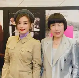 唐嫣杨幂婚后首次碰面,两人合照站位距离有猫