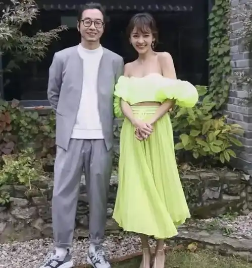 许富翔一家三口郊外野餐,父子俩开心玩耍,陈意涵定格温馨时刻