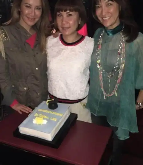 李玟全家近照,58岁洋老公依然霸气,如今比继女还年轻