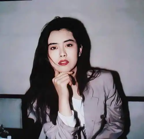 53岁王祖贤自信的样子太美,面对衰老一点不遮掩,大方晒出素颜照