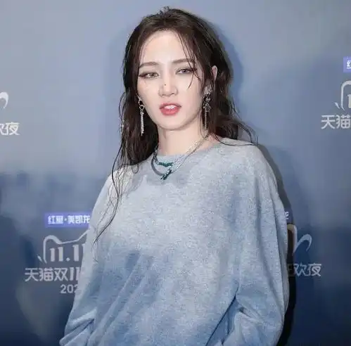 双十一红毯小姐姐登场,吴宣仪略输一筹,王霏霏御姐范非常吸引孟美岐