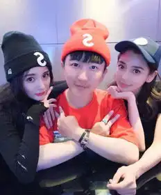 baby穿吊带大秀小蛮腰,她的穿衣风格又撞上了好闺蜜杨幂