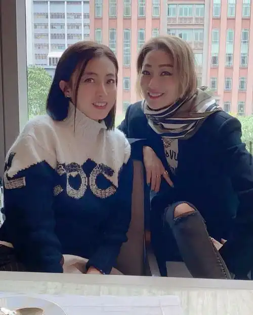 甘比带俩女儿为郑秀文庆生,64岁钟楚红也在场,气质淡雅仍旧美丽