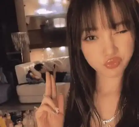 李小璐庆生现场落泪,身后神秘男抢镜,此前也被拍到一男子现身