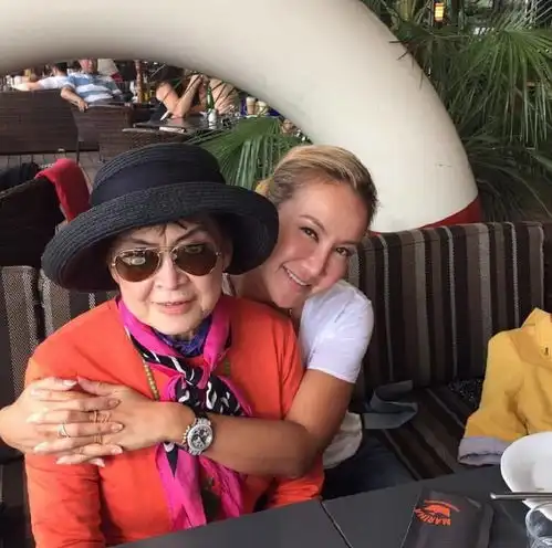 李玟晒三姐妹陪母亲旅行照