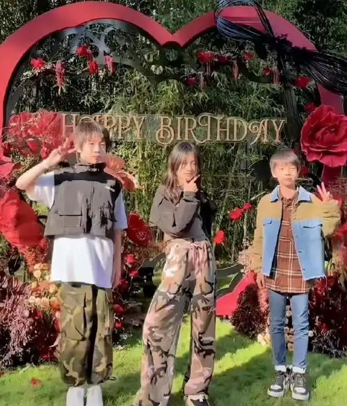 罕见同框贾乃亮与前妻合体带娃,与霍思燕一家出游