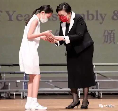 恭喜郭可盈林文龙女儿小学毕业,11岁美貌出众,成绩好获奖无数
