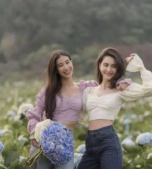 她不愧是泰国最年轻影后,穿衣品味一绝,老气外套都能穿出少女感