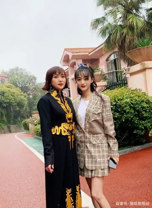 星妈妈集体不服老徐璐妈挑战露腰装,宋妍霏母女拥有同款长腿