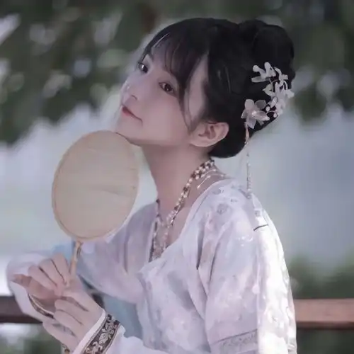 既见君子,云胡不喜古风女子头像