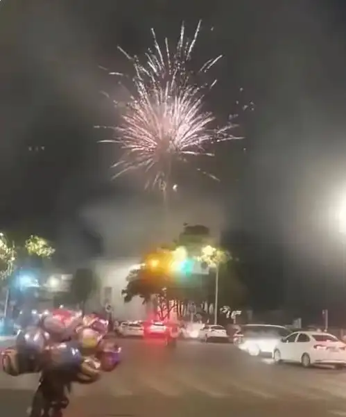 高考放榜后,家长在小区内放鞭炮被骂惨,网友以后也就这样了
