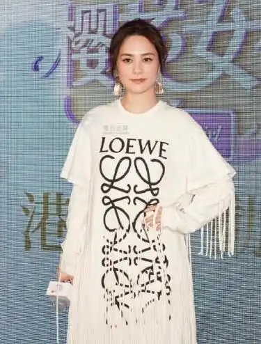 周笔畅撞衫阿胶娇居然没输,邓紫棋挑战baby前闺蜜的黑色性感礼服