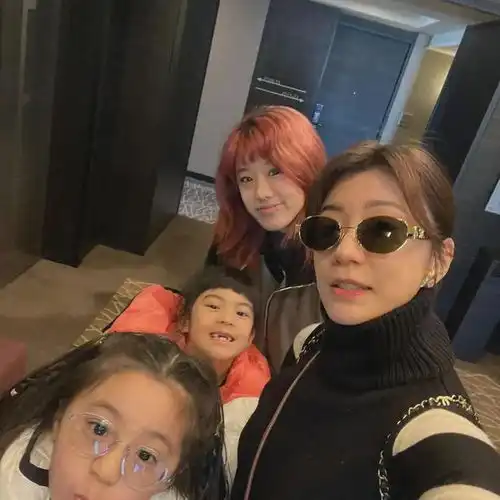 贾静雯18岁大女儿晒性感照,身穿黑丝袜自拍,和闺蜜在卫生间玩闹