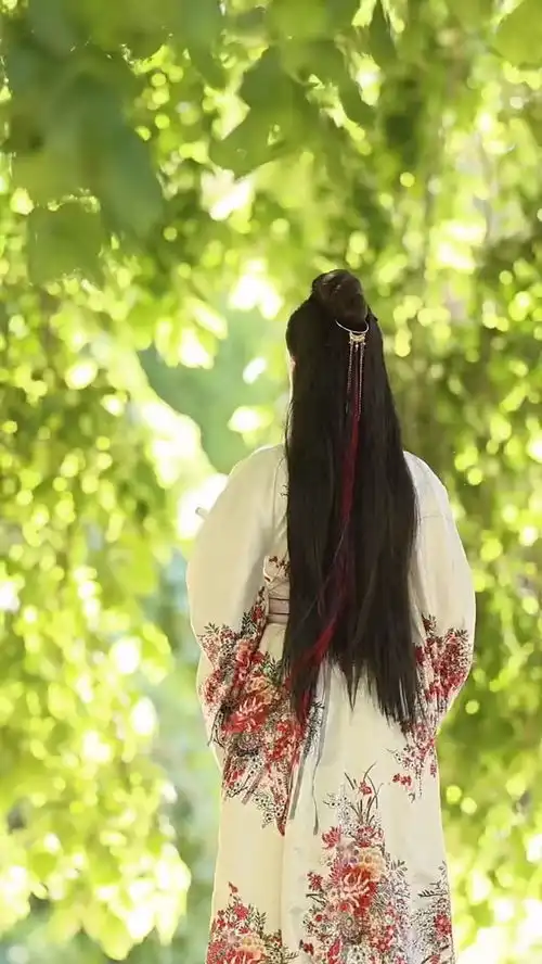 仙乐仿妆不仿人,古风也好,汉服也罢,只是单纯的喜欢和念旧而已仙乐是唯一把床单穿出仙气飘飘的