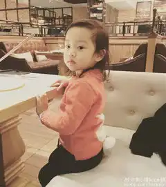 甜馨梳呆萌小辫抱猫咪斜眼瞟妈妈李小璐晒粉嫩网红范自拍