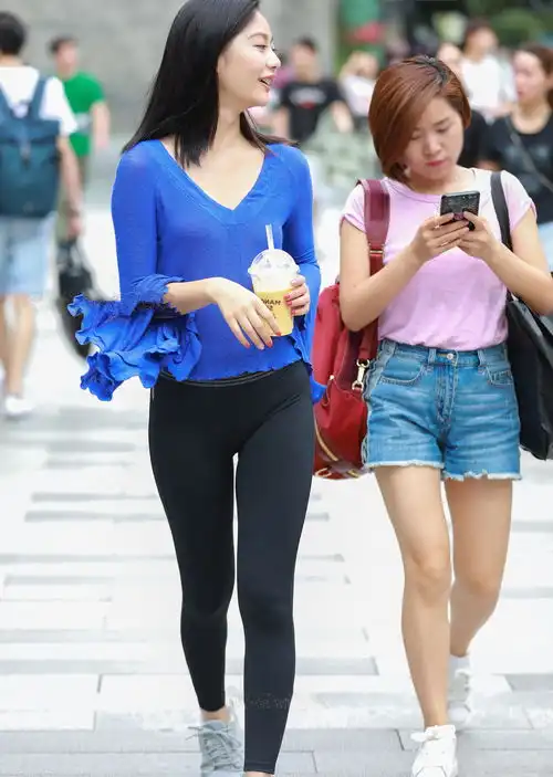 街拍美女气质小姐姐紧身运动裤裹出饱满身材,街头跳舞身姿曼妙
