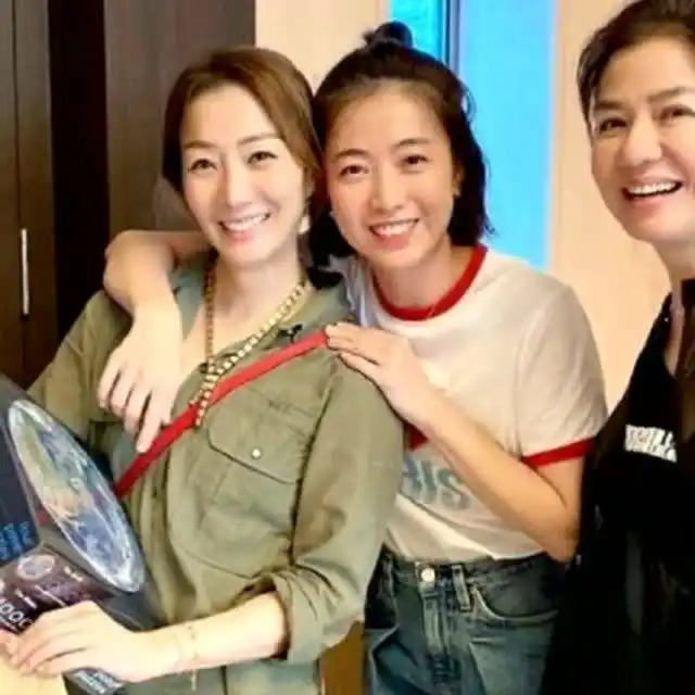 富婆甘比约闺蜜聚会,素面朝天颜值出众,钟楚红郑秀文低调现身