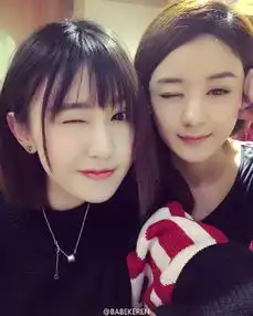 赵丽颖亲热搂闺蜜参与闺蜜直播积极互动图