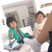 刘烨臭脚逗孩子俩萌娃表情厌恶相当冷漠